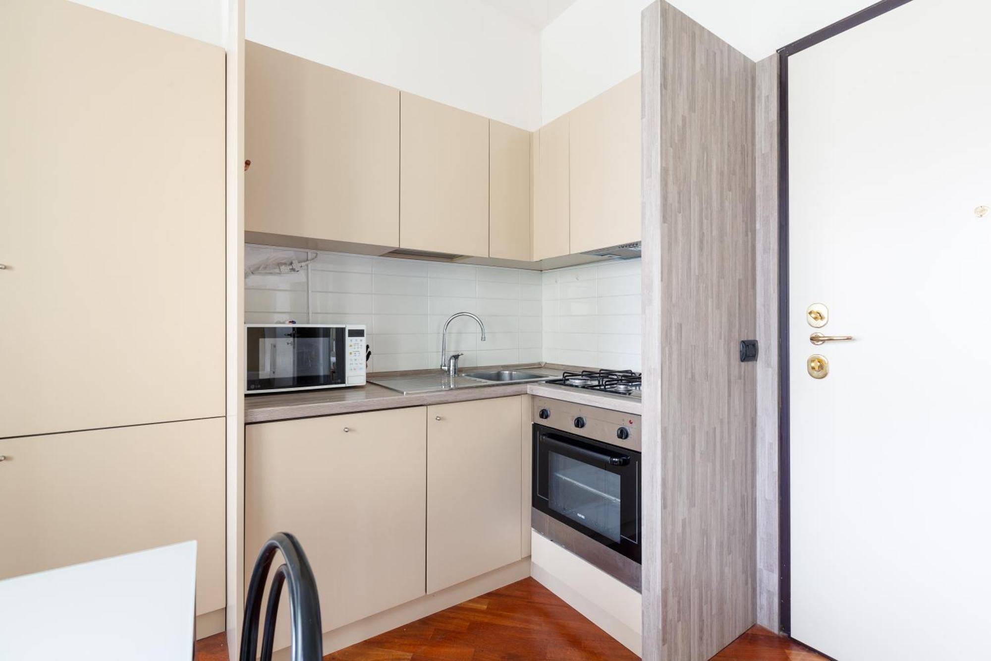 Bright & Comfy Apartment With Parking Milan Exterior photo